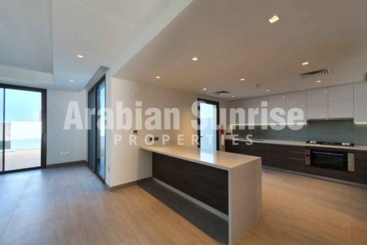 Luxurious TH w/spacious layout in prime location