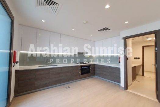 Luxurious TH w/spacious layout in prime location