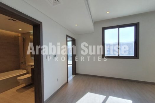 Luxurious TH w/spacious layout in prime location