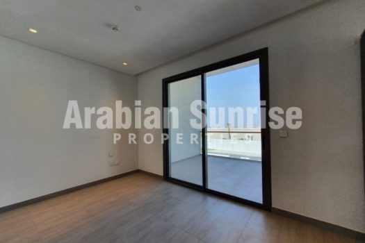 Luxurious TH w/spacious layout in prime location