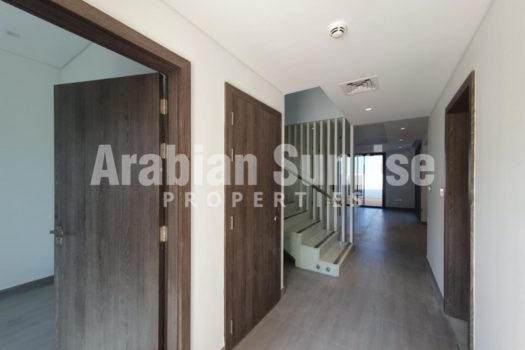 Luxurious TH w/spacious layout in prime location