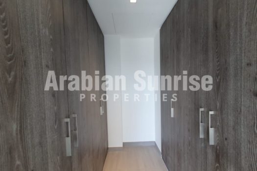 Luxurious TH w/spacious layout in prime location